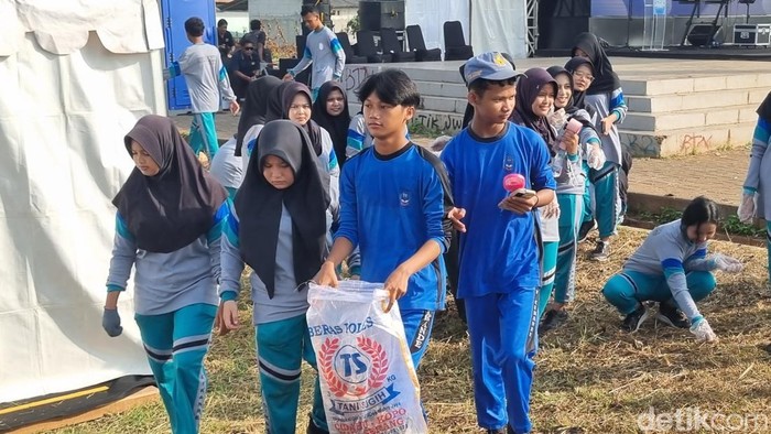 Warga dan siswa SMA berjibaku membersihkan sampah di Alun-alun Cikande sekitarnya di Festival Gerakan Desa Peduli Sampah. (Taufiq/detikcom)