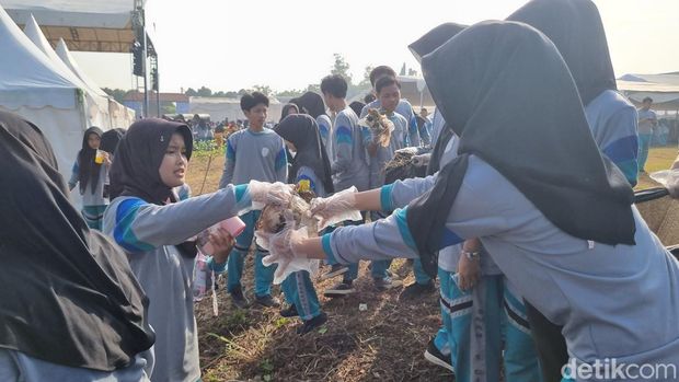 Warga dan siswa SMA berjibaku membersihkan sampah di Alun-alun Cikande sekitarnya di Festival Gerakan Desa Peduli Sampah. (Taufiq/detikcom)