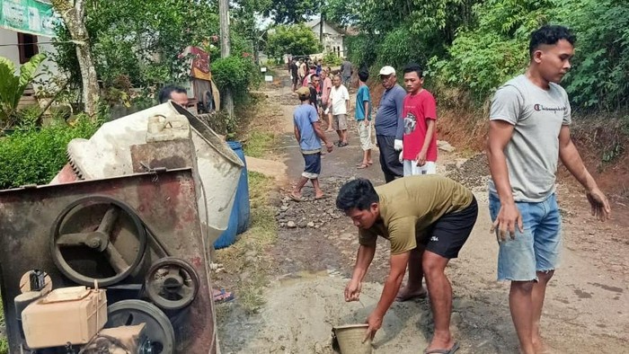 Warga Mekarjaya, Pandeglang, Banten, perbaiki jalan dengan uang hasil iuran swadaya. Mereka mengaku sebelumnya meminta pemkab memperbaiki, namun tak kunjung dorealisasikan.