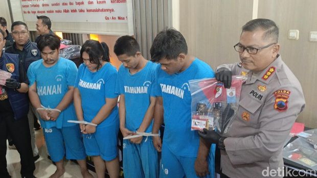 Empat wartawan gadungan dibekuk karena peras warga di Semarang.