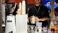 Pada Jumat (16/5) Muhammad Aga, juara dunia barista dari Indonesia, juga melakukan bar take over di Pipiltin Cocoa. Ia ditantang untuk meracik minuman berbahan dasar cokelat Indonesia. Foto: Tim detikfood