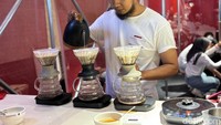 Banyak aktivitas-aktivitas yang juga dihadirkan oleh tenant yang bergabung. Seperti cupping umum yang dibuka oleh booth Anomali Coffee. Foto: Tim detikfood