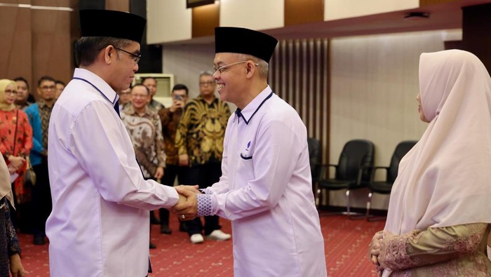 Menteri Ketenagakerjaan Yassierli resmi melantik Prof. Dr. Cris Kuntadi, SE, MM sebagai Sekretaris Jenderal (Sekjen) Kementerian Ketenagakerjaan (Kemnaker)