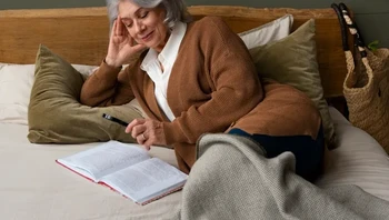 Orang lanjut usia cenderung mengenakan lebih banyak lapisan pakaian karena mereka lebih sensitif terhadap dingin dibandingkan orang yang lebih muda. Alasannya beragam, salah satunya karena metabolis yang melambat. Foto: freepik via Bright Side