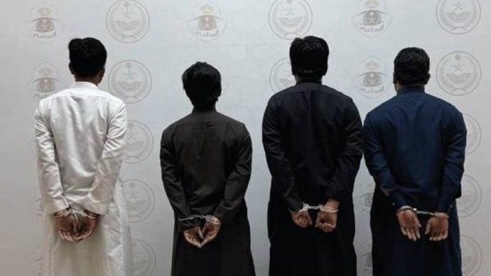 4 WNI ditangkap di Madinah karena menawarkan layanan haji palsu. Mereka mengaku menyediakan penyembelihan hewan kurban haji (hadyu) dengan imbalan uang.