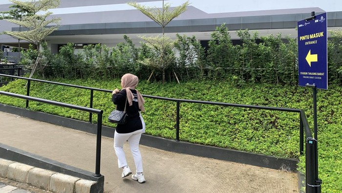 Akses baru stasiun Tanjung Barat.