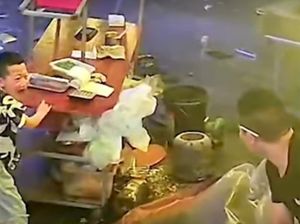 Aksi Heroik Bocah Selamatkan Gerobak Makan Orang Tua Ini Banjir Pujian
