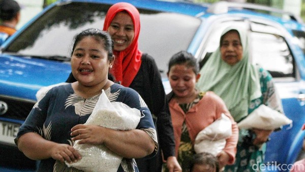 Aksi Mahasiswa Gelar Tebus Murah Sembako untuk Warga Terdampak PHK