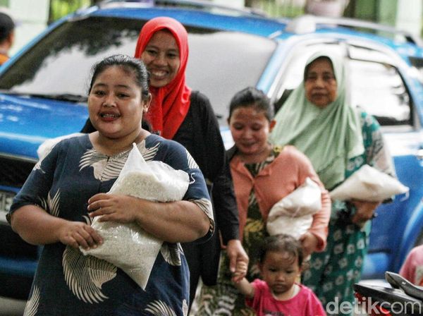 Aksi Mahasiswa Gelar Tebus Murah Sembako untuk Warga Terdampak PHK