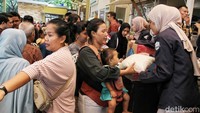 Aksi sosial ini diinisiasi Dewan Eksekutif Mahasiswa Institut Transportasi dan Logistik Trisakti.