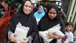 Aksi Mahasiswa Gelar Tebus Murah Sembako untuk Warga Terdampak PHK