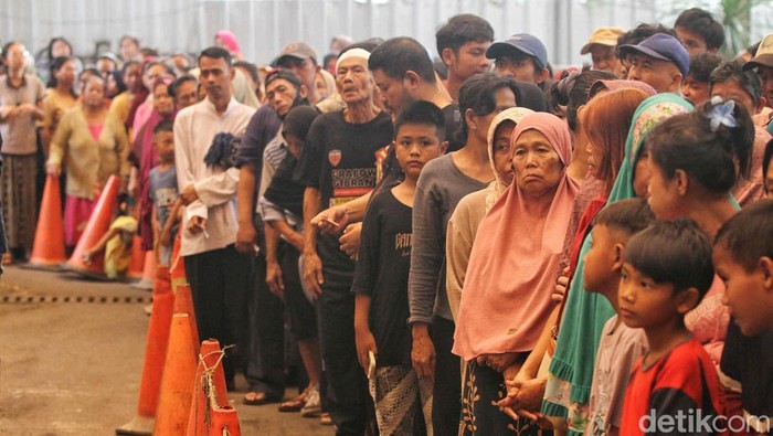 Mahasiswa Trisakti bantu warga terdampak ekonomi lewat tebus beras murah. Sebanyak 850 paket beras disalurkan untuk warga sekitar Jakarta.