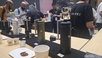 Tak hanya biji kopi tetapi pilihan peralatan kopi di sini juga lengkap. Seolah menjawab kebutuhan pada home brewer untuk menyeduh kopi di rumah. Foto: detikcom/Diah Afrilian