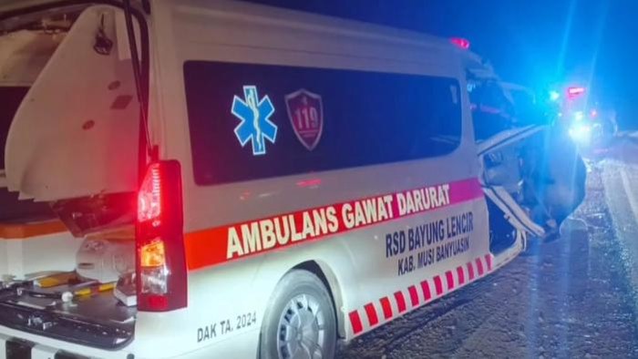 Ambulans tabrak truk di jalan lintas timur Banyuasin