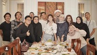 Bersama teman-teman Anomi Management, artis kelahiran Sukabumi itu berkumpul bersama di restoran. Nasi dengan berbagai macam lauk pauk siap mereka santap. Foto: Instagram @omeshomesh / @dianayulestari