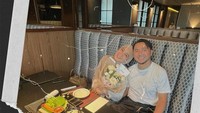 Saat istrinya berulang tahun, komedian itu memberi kejutan buket bunga cantik. Mereka juga menghabiskan waktu dengan makan-makan di restoran. Foto: Instagram @omeshomesh / @dianayulestari