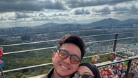 Artis Ananda Omesh dan istrinya, Dian Ayu Lestari telah menjalani hubungan pernikahan selama kurang lebih 13 tahun. Pasangan suami istri ini juga telah dikaruniani 3 orang anak.  Foto: Instagram @omeshomesh / @dianayulestari