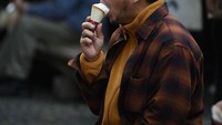 Bapak tiga anak itu juga sempat membagikan momen ketika makan es krim sendirian di Jepang. Es krimnya terlihat nikmat dengan cone. Foto: Instagram @omeshomesh / @dianayulestari