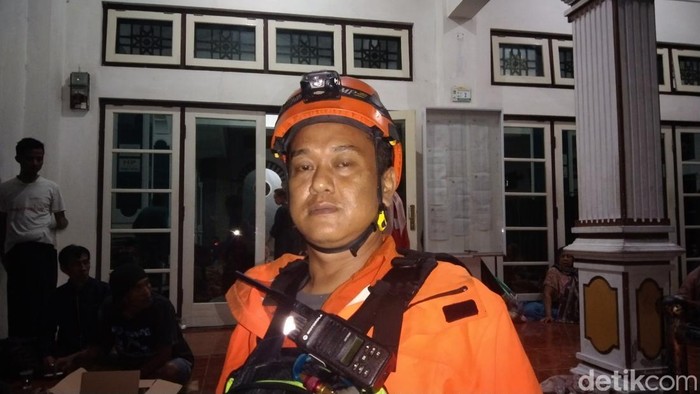 Anggota Pusdalops BPBD Majalengka, Hendru Budiman.