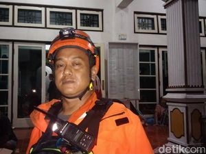 Rumahnya Kebanjiran, Hendru Tetap Berjuang Evakuasi Warga Majalengka