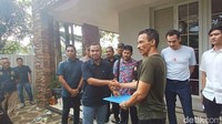 Untuk menyelematkan bagian rumah tersebut, Attila Syach, adik Atalarik, membeli sebagian tanah milik Dede Tasno dengan nilai Rp 850 juta.  Foto: Febri/detikhot