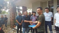 Sengketa tanah antara Atalarik Syach dan pihak Dede Tasno menemui titik kesepakatan baru. Ada bagian rumah yang ditempati Atalarik Syach seharusnya turut dieksekusi karena masuk dalam tanah sengketa yang dimenangkan oleh Dede Tasno. Foto: Febri/detikhot