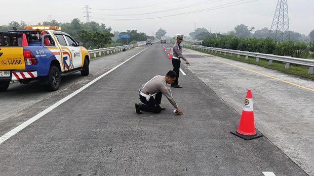 Avanza tabrak belakang truk di Tol Gempol yang hancur akibatkan 2 penumpang meninggal.