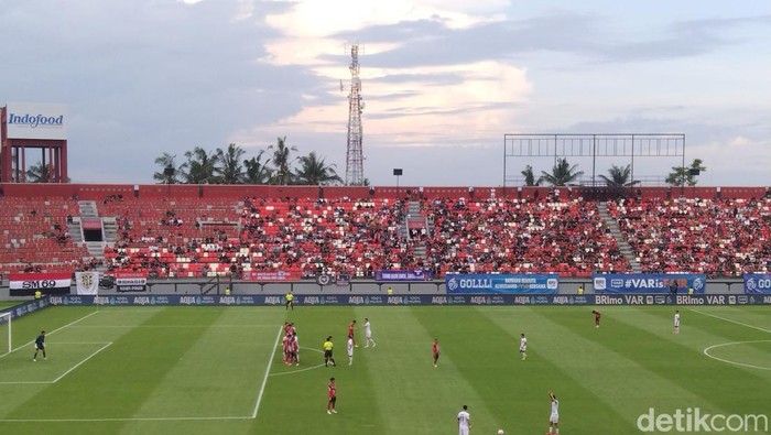 Bali United (jersey merah) menelan kekalahan 0-2 dari tamunya Madura United dalam pekan ke-33 Liga 1 2024/2025 di Stadion Kapten I Wayan Dipta, Sabtu (17/5/2025).