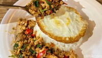 Menu personal lain yang dapat dicoba adalah Pad Kaphrao Kai Rad Kao (Rp 55.000). Berupa nasi putih dengan sajian tumisan ayam berbumbu pedas gurih bersama basil. Foto: detikFood/Yenny Mustika Sari