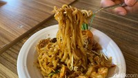 Jika ingin mencoba pad thai (Rp 55.000) juga tersedia di sini. Sajian pad thai dari Ban Thai cukup manis gurih, tetapi tak begitu terasa kacang karena sajiannya disisihkan. Foto: detikFood/Yenny Mustika Sari