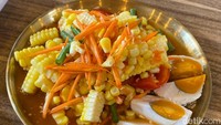 Menu Tam Khao Pod (Rp 70.000) juga tak kalah menarik. Salad ini terbuat dari jagung mentah yang segar dipadukan dengan wortel dan saus ikan khas Thailand. Tambahan telur asinnya membuat sajian ini semakin istimewa. Foto: detikFood/Yenny Mustika Sari