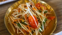 Menu salad khas Thailand menjadi andalan dari Ban Thai. Salah satunya ada Tam Thai (Rp 60.000), salad dari pepaya muda yang dikombinasikan dengan kacang panjang hingga ebi. Foto: detikFood/Yenny Mustika Sari