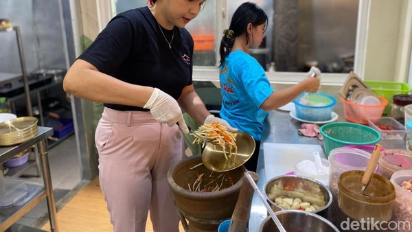 Sawadikap! Ada Tam Khao Pod dan Tom Yum di Resto Tersembunyi Ini