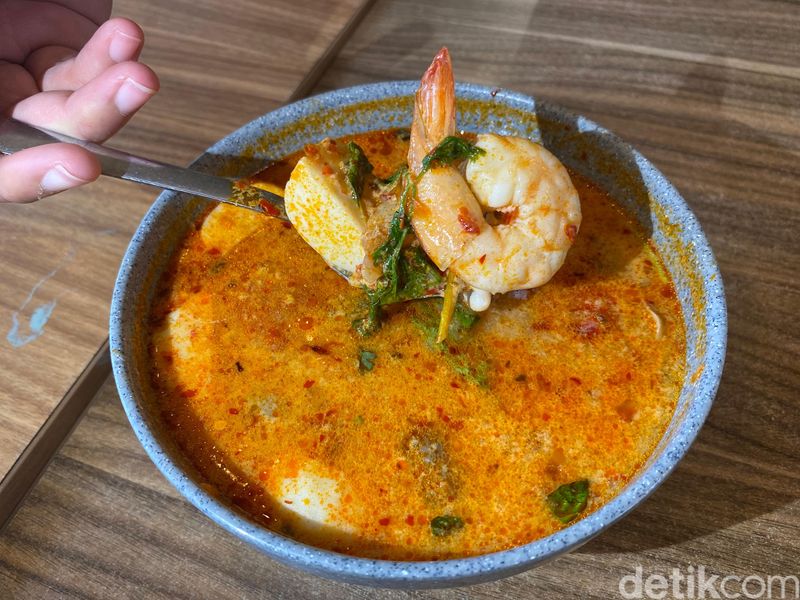 sajian tom yum goog nam khon di Ban Thai