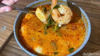 Tom Yum Goong Nam Khon (Rp 75.000) di sini juga jangan dilewatkan. Seporsinya disajikan besar dengan isian yang komplet, ada jamur, seafood, bakso ikan, dan kuah yang creamy asam segar. Foto: detikFood/Yenny Mustika Sari
