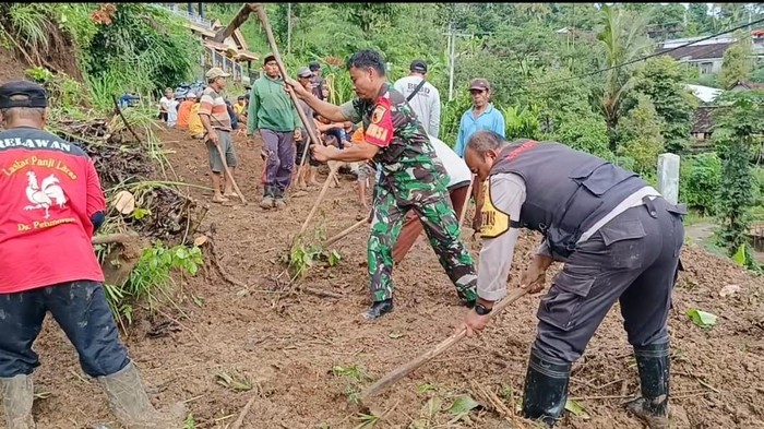 Banjir dan longsor di Kediri