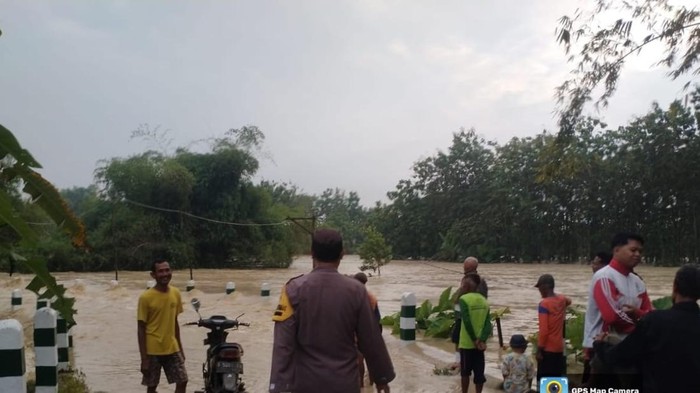 Banjir di Bojonegoro hanyutkan rumah kayu milik warga akibat Kali Gadong meluap setelah diguyur hujan deras
