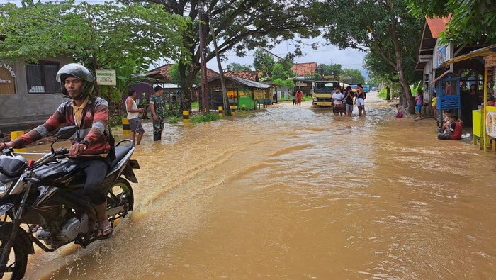 Banjir di Kota Sampang Siaga 2 setelah Sungai Kemuning meluap