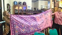Inilah motif batik hokokai atau batik pagi-sore. Ditarik secara historis batik jenis tersebut dinamakan demikian karena pada saat diciptakannya pertama kali ketika zaman pendudukan Jepang, terdapat kelangkaan kain. Maka dihasilkanlah motif yang cocok untuk agenda pagi hari dan sore hari. Foto: Novia Aisyah/detikcom