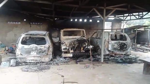 Beberapa kendaraan yang dibakar massa saat terjadi kerusuhan di Lampung Tengah
