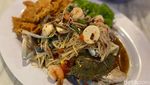 Salad Blue Crab Mentah yang Segar Ada di Resto Thailand Ini