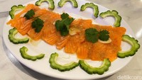 Menu Salmon Zeed (Rp 129.000), berupa irisan salmon segar itu disajikan dengan saus kecap ikan ditambah jeruk nipis, bawang putih, cabe rawit, hingga daun ketumbar. Salmonnya benar-benar tak amis dan bertekstur kenyal segar. Foto: detikFood/Yenny Mustika Sari