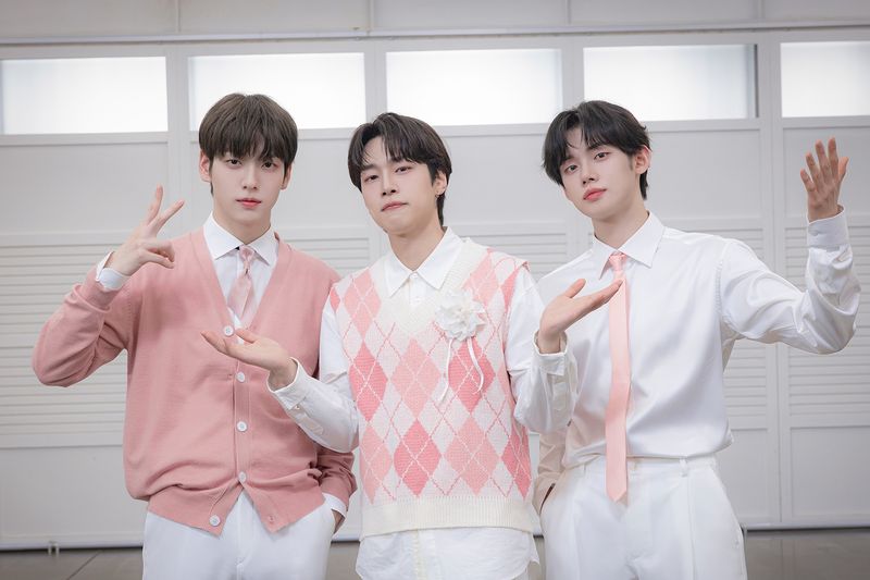 Boy group fiksi drama Korea Resident Playbook, HI-BOYZ