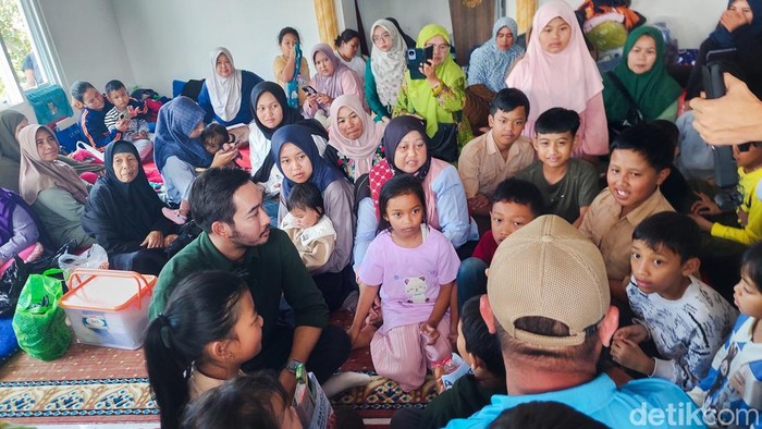 Bupati Bandung Barat Rithcie Ismail di pengungsian korban longsor di Lembang.