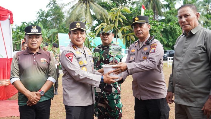 Bupati Kepulauan Meranti H Amsar (kiri) mendukung gerakan penanaman pohon yang digagas Kapolda Riau Irjen Herry Heryawan.