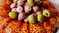 Tren makanan dibuat jadi agar-agar memang populer di tahun 70an. Tapi di era sekarang, makanan ini termasuk ke dalam menu yang absurd. Foto: Boredpanda