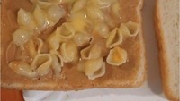 Menu roti dipakai selai kacang memang biasa, tapi apa jadinya kalau makan roti pakai tambahan Mac and cheese. Foto: Boredpanda