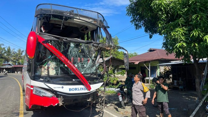 Bus Borlindo yang membawa 20 orang penumpang rute Makassar-Palu mengalami kecelakaan tunggal dengan menabrak pohon di Kabupaten Mamuju, Sulawesi Barat (Sulbar).