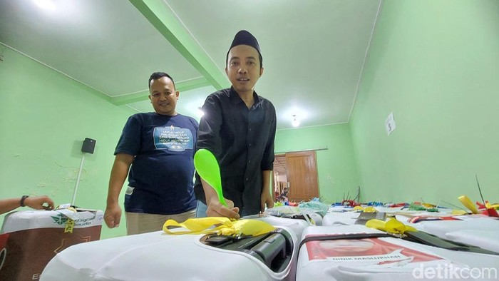 Centong Nasi Hingga Karpet Masjid Jasi Penanda Koper Jemaah Calon Haji Asal Lamongan