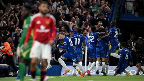 LONDON, ENGLAND - MAY 16: Marc Cucurella of Chelsea celebrates scoring his teams first goal with team mates during the Premier League match between Chelsea FC and Manchester United FC at Stamford Bridge on May 16, 2025 in London, England. (Photo by Justin Setterfield/Getty Images)